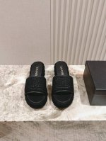 拖鞋 * 大爆款 225 专柜 正品级 版本 厚底拖系列上新 每年春夏的爆款 不断增加新色 意大利进口刺绣布面小牛皮 鞋面: 进口牛皮拼接刺绣 垫脚:羊皮 大底