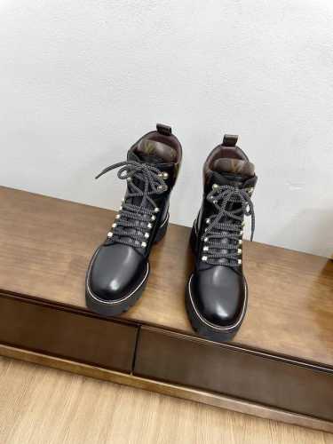 顶级版本驴牌经典秋冬新款系带短靴 优雅大气时髦 耐看不过时 是时尚圈永不退潮的经典所在，上脚还很好的修饰腿型显瘦！ 鞋面:原版定制小牛皮 牛反绒 内里垫脚:羊皮