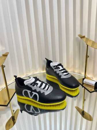 顶级版本: 女款 Valentino 2025华伦天奴最新春季运动鞋！渐变色一体鞋面，Runboot运动轻盈舒适，蓝球鞋、跑步鞋、时尚运动鞋集于一体的多功能设计 - 点击图像关闭