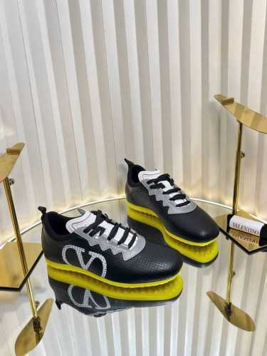 顶级版本: 女款 Valentino 2025华伦天奴最新春季运动鞋！渐变色一体鞋面，Runboot运动轻盈舒适，蓝球鞋、跑步鞋、时尚运动鞋集于一体的多功能设计