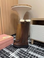 皮里 -毛里 - 24Ss秋冬新款Miumiu 厚底长靴毛里骑士靴 这款靴子采用特殊的双色蜡处理工艺实现蜡的不均匀分布，打造出精细而自然的双色调效果。羊毛衬里彰