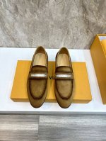 L家Vendome Flex男款乐福 Vendome Flex乐福鞋取材进口牛皮，以弹力固特异工艺为传统构型融入软木填充。Monogram饰边展现工致细节。 进