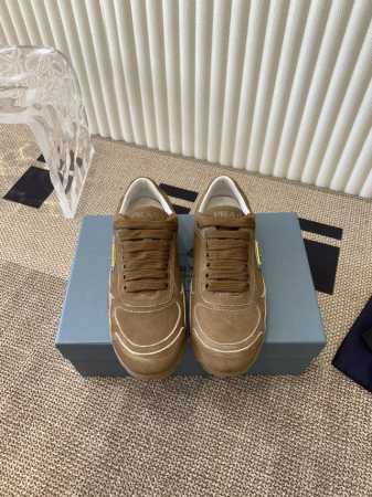 Prada 普拉达24秋冬款复古风麂皮运动休闲鞋 好穿又时髦 休闲百搭一上线就火出天际的节奏 众多明星网红都有种草 .怎然” 码数：35-40 - 点击图像关闭