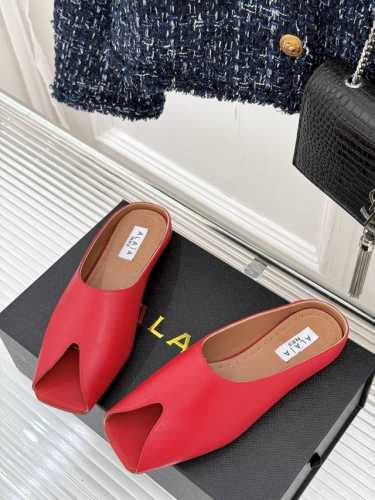 厂价 ALAIA 阿莱娅新品鱼嘴金属扣拖鞋夏天到了 也到了穿凉鞋的季节这款凉鞋真的是上脚一眼惊艳涂个指甲油 上脚给人温柔又性感蜈蚣精们必备时髦单品！面料采用进口