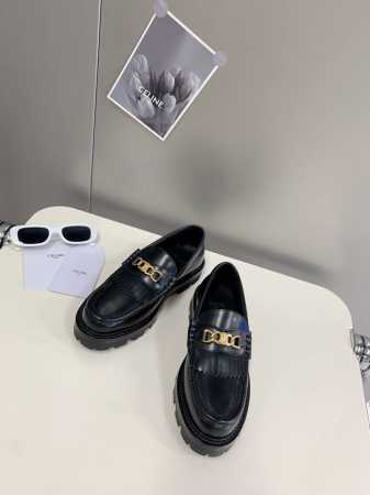 P380Celine思琳秋冬走秀款乐福鞋、专柜正品购入开发、流苏五金扣设计极具品牌辨识度鞋面开边珠牛皮、内里牛皮、5层组合大底真皮沿条、跟高3.5Cm码数35- - 点击图像关闭