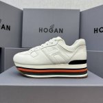 hogan 度假系列新款顶级版现货发售 松糕厚底顶级版 都市新潮休闲风 各明星 博主推荐 时尚百搭风格百变！原版楦型 原版大底一比一为你打造 值得推荐！ 鞋面采