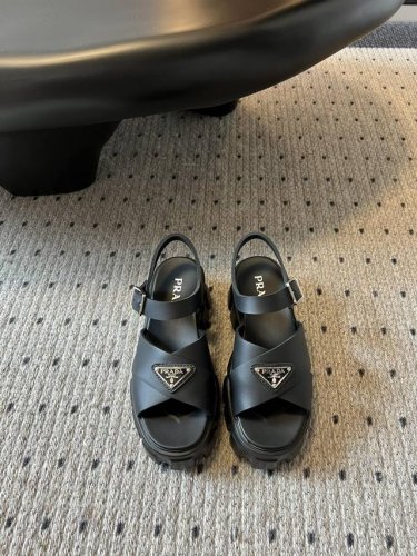 prad* 24 夏日厚底三角标凉鞋 夏日凉鞋不可缺少的一款 普拉达这款真的不输小香 好走好穿 配搭小袜子真的好绝 厚底轻便好走 拉长腿部比例 简直显高神器 码
