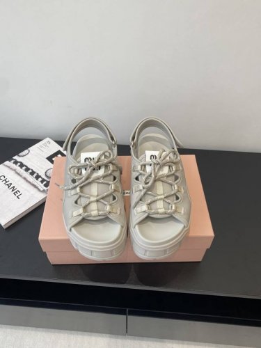 Miu Miu 缪缪 25Ss新款厚底凉鞋 缪缪新款今年设计师开挂啦 好好看 不仅增高 底也不沉 这款鞋子强烈推荐上脚 也太好穿了吧 鞋面进口莱卡 内里进口莱卡