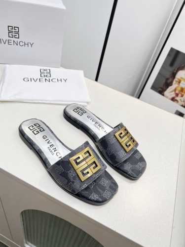 高版本GIVENCHY 纪梵希露趾平底拖鞋出货了，带有品牌标志的金属饰扣与金属质感的银色皮垫搭配，高端大气上档次。鞋面头层牛皮，内里羊皮，35-40码。41-4