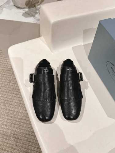 厂价半拖 乐福鞋 Prada 普拉达25Ss新品复古 走秀流苏乐福鞋半拖鞋系列 流苏搭配雕花工艺设计 网红Ins热捧 复古又时尚 上脚非常舒适又百搭！ 鞋面采用