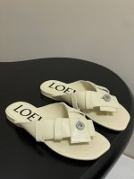 平底 -高跟 - loewe 罗意威 25Ss夏季新款 钮扣设计夹脚平底凉拖鞋小猫跟高跟人字拖鞋 一双设计感很强的拖鞋Loewe新出的拖鞋也太好看了吧引用裤装腰