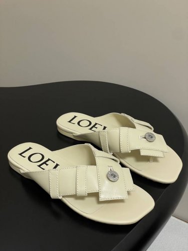 平底 -高跟 - loewe 罗意威 25Ss夏季新款 钮扣设计夹脚平底凉拖鞋小猫跟高跟人字拖鞋 一双设计感很强的拖鞋Loewe新出的拖鞋也太好看了吧引用裤装腰