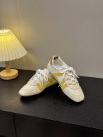 出厂价p 男码+10 lv Sneakerina运动鞋 巧妙融合了运动鞋与现代芭蕾平底鞋这两种碰撞元素 兼具功能性与时尚感 Lv Sneakerina以流畅线条