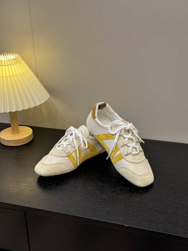 出厂价p 男码+10 lv Sneakerina运动鞋 巧妙融合了运动鞋与现代芭蕾平底鞋这两种碰撞元素 兼具功能性与时尚感 Lv Sneakerina以流畅线条
