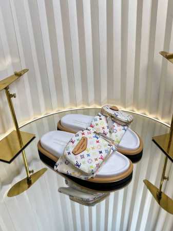 LV 2025爆款 浮雕logo 压花 凉拖鞋 Pool Pillow Comfort 平底凉拖取材科技织物 以高频压印技术重绎 Monogram 图案 柔软加 - 点击图像关闭