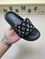 工厂 实价 2025新款 情侣款 Louls Vultton 配抽屉盒、布袋、卡片、发票路易威登～独特现代风凉鞋。 Lv专柜代购男女休闲一字拖鞋，专柜同步发售，