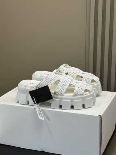 prada Ss25 New Arrival～ P家拉菲草厚底拖鞋 夏季跟拉菲草很搭啊，穿着舒适柔软透气，质感慵懒惬意，超Nice的 Size 35-41