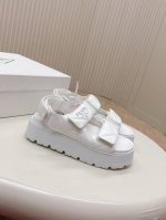 prada 普拉达2025春夏新款凉鞋 罗马厚底魔术贴凉鞋 拖鞋 最新走秀款，经典升级 舒适度与时髦度并存 每个颜色搭配都好看，设计搭配不同风格需求 鞋面：原版