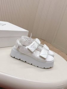 prada 普拉达2025春夏新款凉鞋 罗马厚底魔术贴凉鞋 拖鞋 最新走秀款，经典升级 舒适度与时髦度并存 每个颜色搭配都好看，设计搭配不同风格需求 鞋面：原版