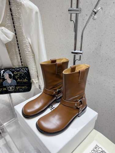 出厂 LOEWE 罗意威 秋冬新款 圆头牛皮平底时装靴短靴 简约大气时髦 耐看不过时 是时尚圈永不退潮的经典所在 复古的英伦风格 让你穿出不一样的气质.对版原版