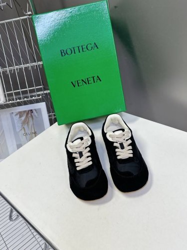 Bottega Veneta Bv葆蝶家情侣款 阿甘鞋 德训运动鞋 Bv经典老钱风运动鞋超多明星时尚博主种草 Sneaker科技尼龙和绒面打造 灵感来自复古球鞋
