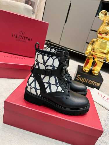 Valentino 华伦天奴秋冬新款女靴 顶级版本 上脚舒适百搭显瘦 高品质材质 原版大v扣 原版帆布不是市面上普通布料 鞋面全部采用高档头层粒面牛皮 进口牛里