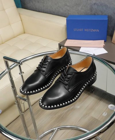 STUART WEITZMAN简称SW 春秋新品，气质女神款 独家上新！平底鞋缀饰品牌标志性的珍珠装饰，在系带鞋基础上增添了一抹优雅气息。正因如此，这款不拘一格