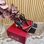 Roger Vivier｜Rv24S春夏 新品方头水晶拖鞋 喜欢法式优雅的来pick这双 会让你的夏日穿搭气质翻倍哦～ 鞋面镶满blingbling的水钻爆闪