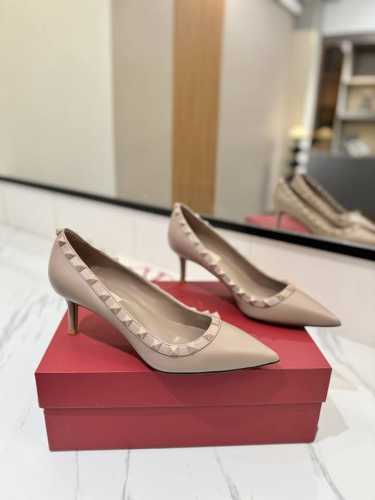 出厂价： Valentino 华伦天奴铆钉 VT经典单鞋，顶级复刻！侧身弧线完美，原版开模定制不生锈铆钉 特别有质感的五金衬托出满满的高级感，带给您正品级的脚感