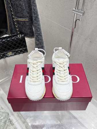 出厂 Gucci Re-Motion系列环扣德训运动鞋 这款运动鞋设有可拆卸可调节踝部绑带，为2025春夏系列再添动感单品。轻盈且灵活的外底经过特殊处理，洋溢着 - 点击图像关闭