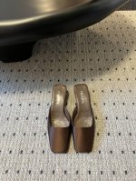 Prad* 秀款缎面方头三角跟高跟鞋法式复古的优雅知性风格 穿上会被惊艳到走不动道！！ 魅力和线条拉满 绿色和橙色明亮又充满活力 真丝丝绸的质感每个女人都会爱到