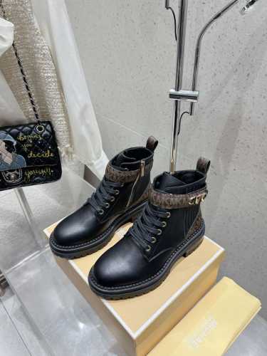出厂 MICHAEL KORS MK秋冬新款马丁靴 官网同步发售 面料：进口头层牛皮 内里：进口透气羊皮 大底：防滑原版橡胶大底 码数：35-41 35、41不