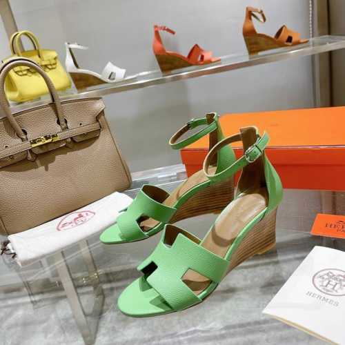 坡跟系列』 手掌纹出厂价 将经典延续 Hermès 坡跟凉鞋新配色 爱马仕的坡跟凉鞋是我见过最简约最耐看最有气质的！！！任何风格都能hold住，7cm高度轻松驾