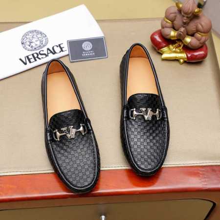 VERSACE 范思哲 男士新款豆豆鞋上市 原单品质 官网1:1同步头层牛皮皮内里，完美造型顶级品质，橡胶耐磨大底，，鞋型饱满，立体感十足超级百搭 高档不失品味 - 点击图像关闭