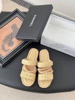 Chanel 新款复古草编凉鞋 进口小牛皮拼色彰显香家独特的盛夏复古风 独家原版套 后跟带Logo的搭扣等小细节 都非常有特色 鞋面牛皮 内里羊皮 原版橡胶大底