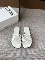 Loewe 罗意威 25Ss 春夏新品拖鞋 简约设计感觉更干净优雅 让你念念不忘 颜色也很耐看 上脚瞬间气质十足气场 简直帅气有型 鞋面采用牛皮印花 内里羊皮垫