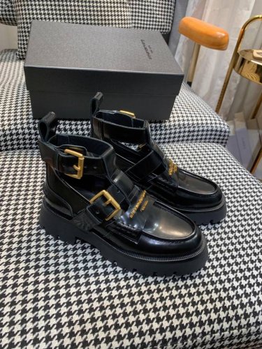 AlexanderWang亚力山大王Carter95防水台厚底镂空乐福鞋，酷酷的～财阀千金既视感，鞋子采用牛皮开边珠设计，内里垫脚羊皮，搭配单个系带开合，鞋面饰