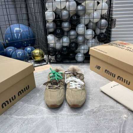 出厂 代购级别独家首发miumiu缪缪棉鞋毛毛鞋2024秋冬新款英伦风系带乐福鞋MiuMiu秀场适当独一无二的擦色工艺工艺来自Miu Miu系列的细节特写 新季 - 点击图像关闭