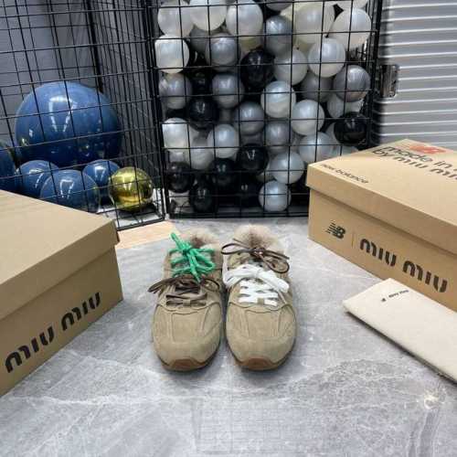 出厂 代购级别独家首发miumiu缪缪棉鞋毛毛鞋2024秋冬新款英伦风系带乐福鞋MiuMiu秀场适当独一无二的擦色工艺工艺来自Miu Miu系列的细节特写 新季