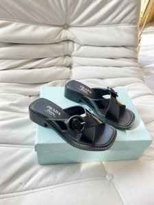 Prada新款春夏女装｜美的一塌糊涂 号外！号外！Anita随后会陆续不断的更新SS25最新走秀预售款，新颖的Logo作为灵魂伴侣。趣味十足～秉承着引领潮流的风