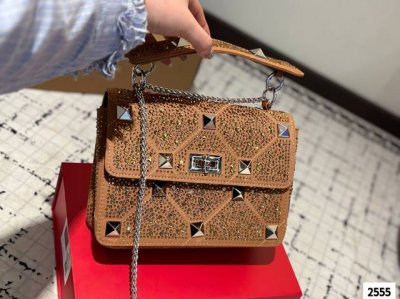 礼盒包装 Valentino Vsling 满钻托特包 华伦天奴一款手提包，连接肩带的话，可以作为单肩包或斜挎包使用包包正面的V标华伦天奴特有的标志 高级感 时
