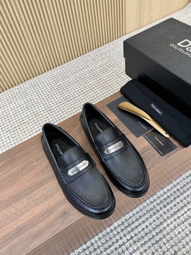 d&G 杜嘉-班纳 Dolce&Gabban* 莫卡辛便鞋 男士乐福鞋皮鞋 以全新版本创意呈现。D G金属Logo标志性标牌装饰别具一格。 风格优雅考究，鞋面横