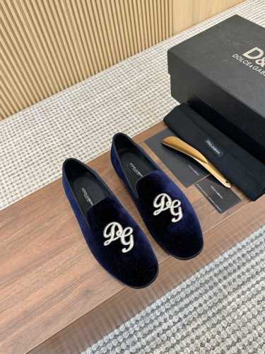杜嘉班纳D&G Ariosto系列莫卡辛便鞋 男士乐福鞋皮鞋 以全新版本创意呈现。电脑绣花D G Logo标志性标牌装饰别具一格。 风格优雅考究，鞋面电绣Dg徽