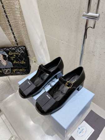 顶级版本 prada 普拉达 25Ss早春新款 经典圆头玛丽珍 单鞋 蛮复古暗黑系的一款玛丽珍 颜值和舒适度这块都把我吃的死死的！ 可盐可甜的娃娃头设计 透着满 - 点击图像关闭