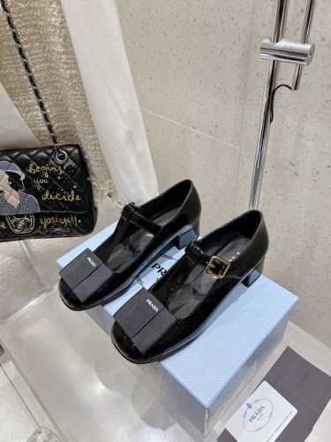 顶级版本 prada 普拉达 25Ss早春新款 经典圆头玛丽珍 单鞋 蛮复古暗黑系的一款玛丽珍 颜值和舒适度这块都把我吃的死死的！ 可盐可甜的娃娃头设计 透着满
