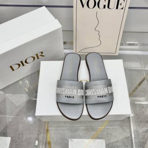 橙子出厂价 Dior 迪奥春夏新款 刺绣字母平底拖鞋 一字带拖鞋 沙滩凉拖 码数：35-42
