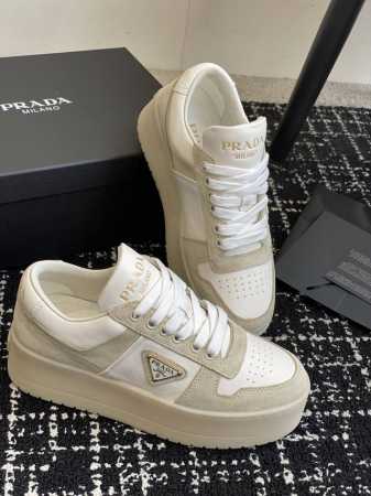 代购级 Prada 25ss p家 25春夏厚底小白鞋 德训风格 麂皮和光面皮拼接撞色，细节感跟好 三角标点缀，简单高级！关键上脚超显腿长，轻松拉长腿部显腿！S - 点击图像关闭