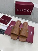 出厂价pp 女装女鞋 运动原单古驰双G拖鞋 时尚高端又个性十足的一款 上脚很稳舒适又耐穿 日常搭配方便又独特 夏日必备经典款 鞋面采用Gucci 3D压花 真皮