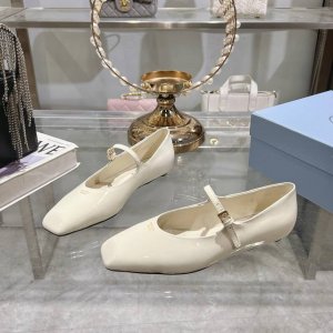 出厂 25年新款上市走秀明星新品时尚潮流 PRADA 普拉达 方头拖鞋 凉鞋 后空凉鞋3种版面鞋面采用进口牛漆皮，内里垫脚为进口羊皮，意大利注塑真皮大底。码数s