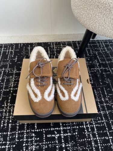 代购级 UGG.皮毛一体雪休闲鞋 看多了经典款 需要一些点缀 今年特别爱毛线编织 成为寒冬流行穿搭的主流趋势 漫长的冬日还有什么比舒适度保暖更渴求呢 Size：